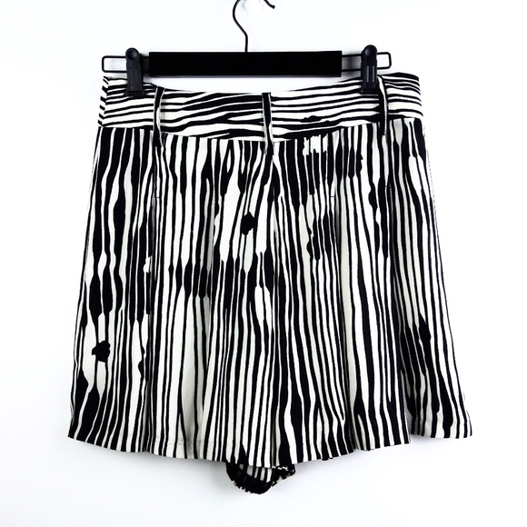 [ SOLD ] Alice + Olivia > Pleated Striped Shorts - Picture 2 of 8